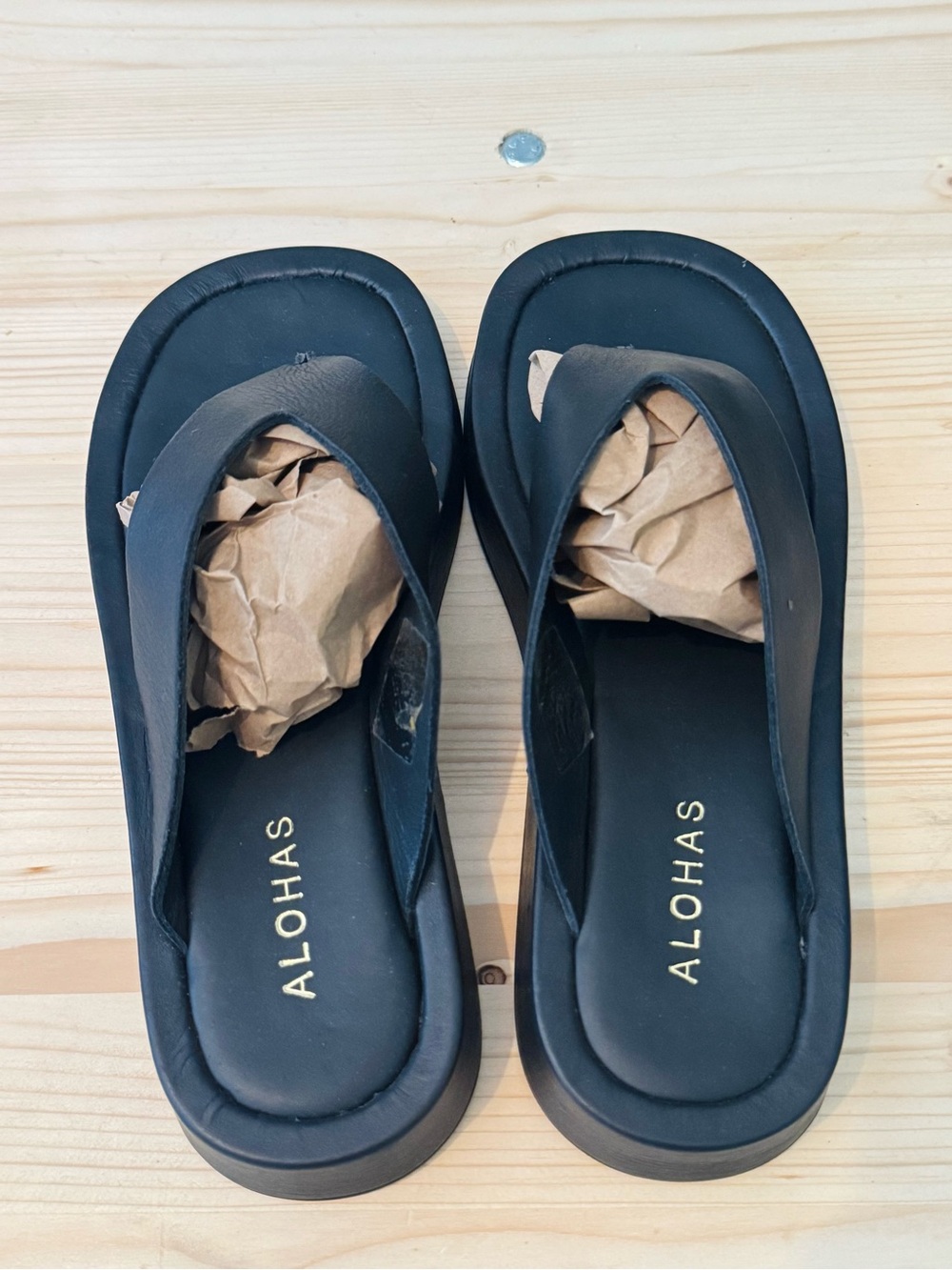 ALOHAS Black Leather Thong Sandals - Picture 7 of 8